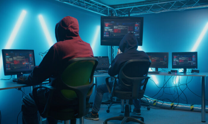 Tömeges elbocsátások a fideszes trollfarmon, haladás a magyar kémkedés vizsgálatában