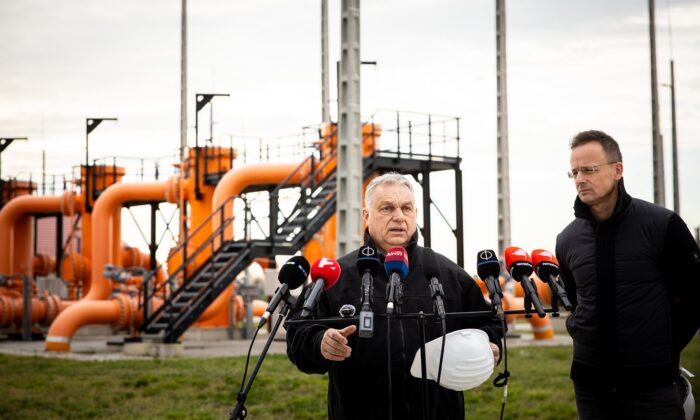 Két honvédségi helikopterrel repült Orbán és Szijjártó a húsvéthétfői gázcsőlátogatásra