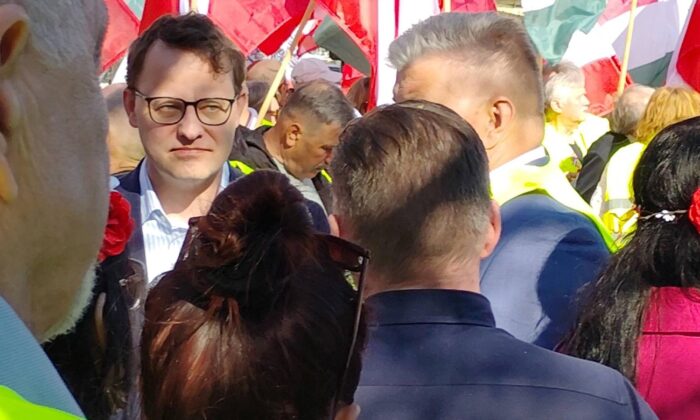 Közpénzzel kitömött alapítvány prominense ad szállást a Budapestre menekült lengyel politikusnak