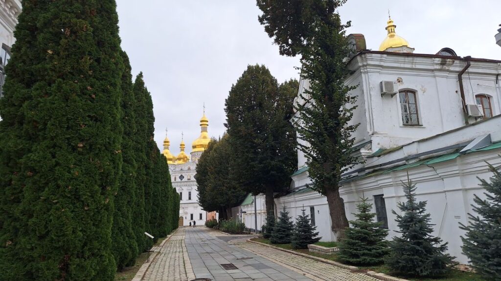 Sétány a Pecserszka Lavra udvarán, háttérben a Nagyboldogasszony-templom, archív fotó: Makai József