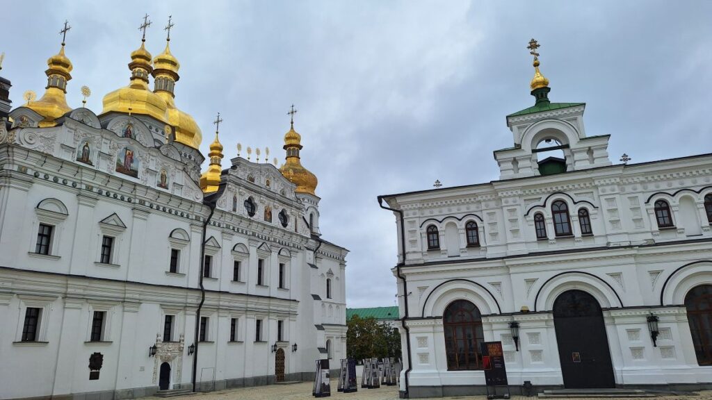 A Nagyboldogasszony-székesegyház és a Szent Antal és Szent Teodóz refektórium-templom (j.) (Pecserszka Lavra, Kijiv), archív fotó: Makai József