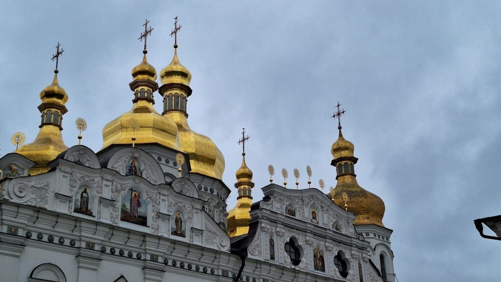 A Nagyboldogasszony-székesegyház arany kupolái (Pecserszka Lavra, Kijiv), archív fotó: Makai József