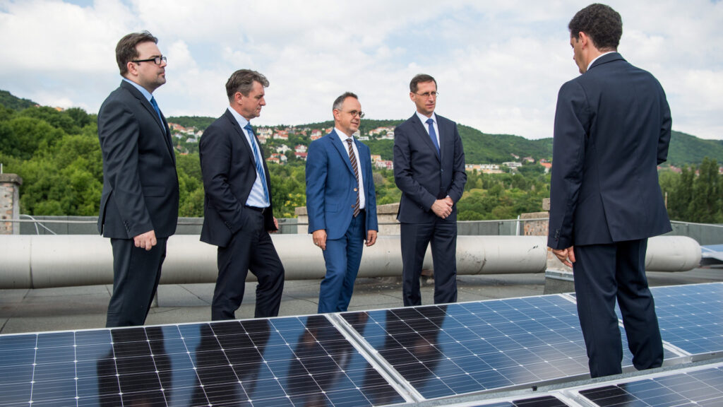Nemcsok Dénes Sándor környezeti és energiahatékonysági operatív programokért felelős helyettes államtitkár, Mészáros János, az egészségügyi ellátórendszer működtetéséért felelős helyettes államtitkár, Bús Balázs, Óbuda-Békásmegyer polgármestere, Varga Mihály nemzetgazdasági miniszter és Badacsonyi Szabolcs főigazgató (b-j) az épület energetikai korszerűsítését és a felújítás keretében kiépített napelemeket bemutató sajtótájékoztatón a fővárosi Szent Margit Kórház tetején 2017. július 5-én. Fotó: MTI/Balogh Zoltán