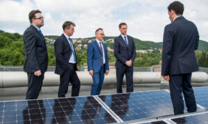 Nemcsok Dénes Sándor környezeti és energiahatékonysági operatív programokért felelős helyettes államtitkár, Mészáros János, az egészségügyi ellátórendszer működtetéséért felelős helyettes államtitkár, Bús Balázs, Óbuda-Békásmegyer polgármestere, Varga Mihály nemzetgazdasági miniszter és Badacsonyi Szabolcs főigazgató (b-j) az épület energetikai korszerűsítését és a felújítás keretében kiépített napelemeket bemutató sajtótájékoztatón a fővárosi Szent Margit Kórház tetején 2017. július 5-én. Fotó: MTI/Balogh Zoltán