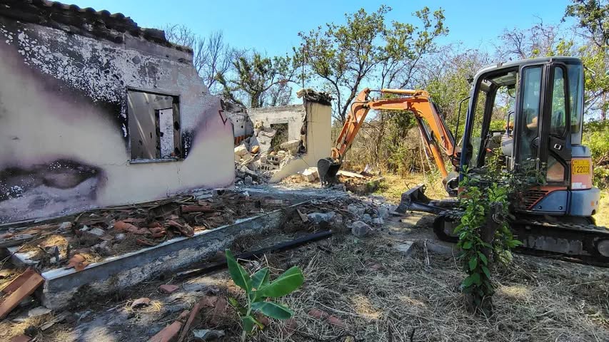 Photo2 chios amani burnt house