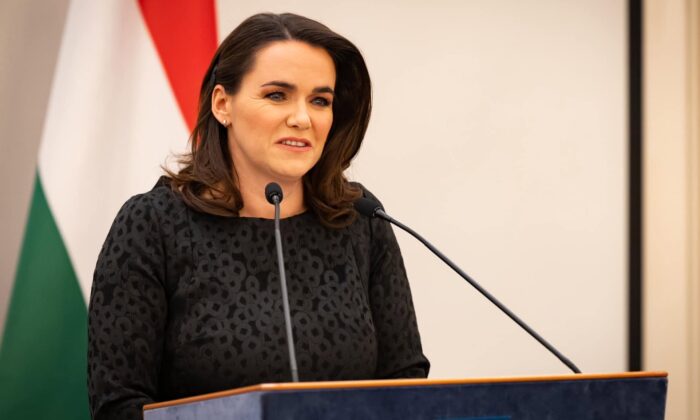 Luxusfürdőszoba Novák Katalin irodájában, túlárazás az acsai bölcsődében