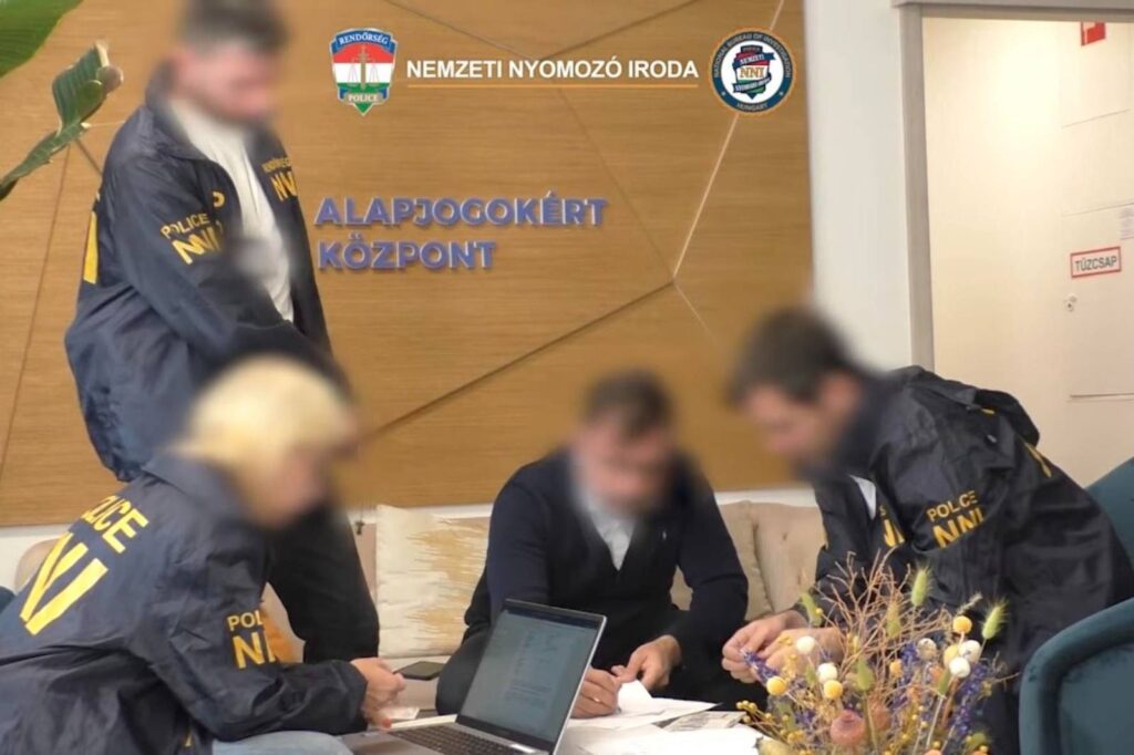 Házkutatás az Alapjogokért Központnál. Forrás: NNI