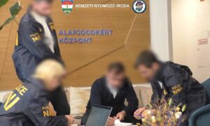Házkutatás az Alapjogokért Központnál. Forrás: NNI
