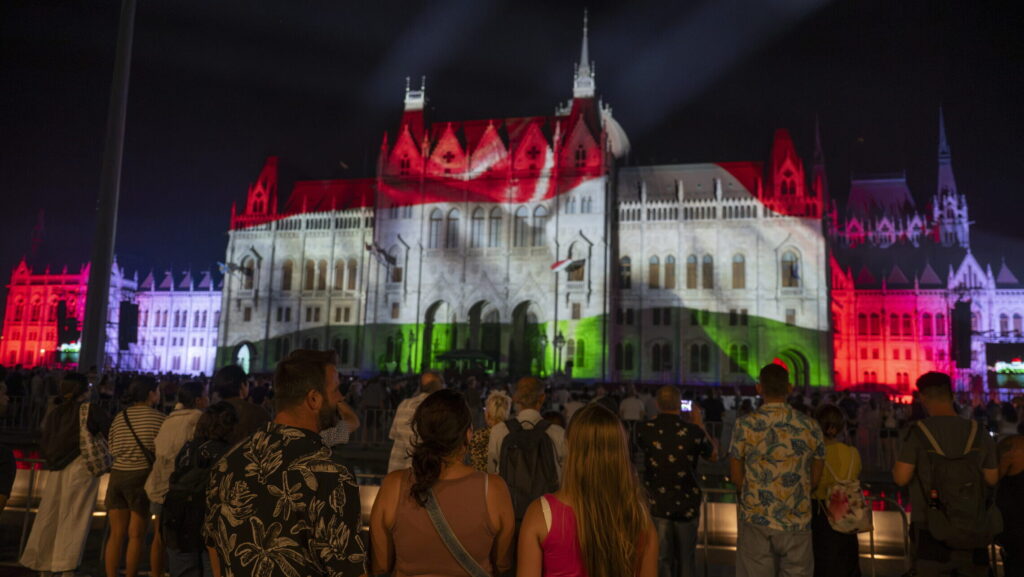 Augusztus 20. Fényfestés a Parlamenten, elektronikus zenei k