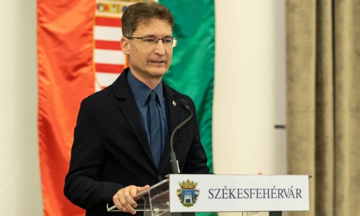 Cser-Palkovics András azon gúnyolódik, hogy valaki este vagy vasárnap küld adatigénylést az önkormányzatnak