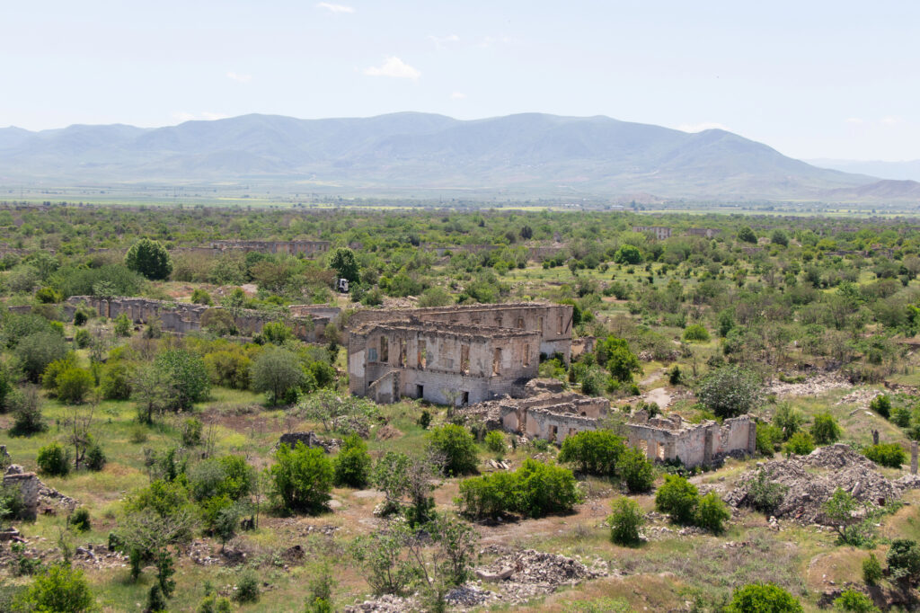 Elhagyott és lerombolt település Hegyi-Karabahban -- Depositphotos