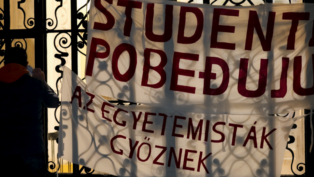 Zenta: az ellenzék győzelmét hirdető molino a városháza díszes kapuján