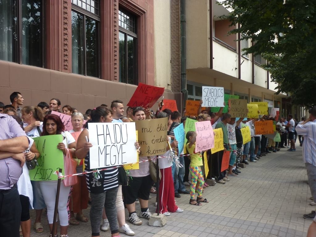 ESZOSZ-dolgozók tüntetnek a Hajdú-Bihar megyei kormányhivatal előtt Debrecenben, 2015. augusztus 26.