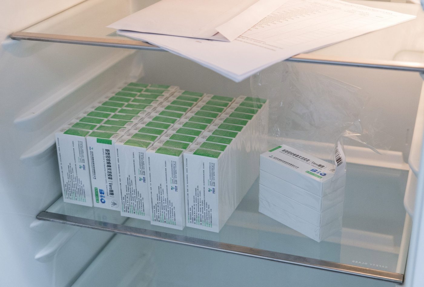 A Sinopharm kínai gyógyszergyártó cég koronavírus elleni vakcinái a hűtőben Kreft-Horváth Loránd háziorvos komáromi orvosi rendelőjében 2021. február 23-án. MTI/Krizsán Csaba